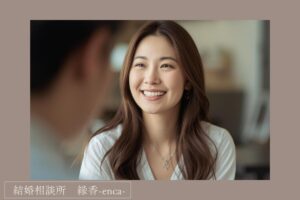 30代の日本人女性がカフェで笑顔で話を聞いているシーン。 相手の話に興味を持ってうなずいている様子。 やわらかい自然光、明るく清潔感のある雰囲気。 恋愛初心者でも安心できそうな空気感。 ナチュラル、親しみやすい、結婚相談所のブログ用アイキャッチ。