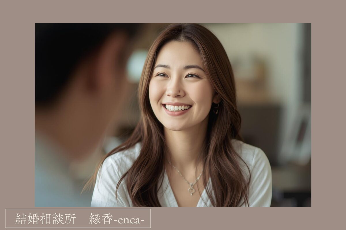 30代の日本人女性がカフェで笑顔で話を聞いているシーン。 相手の話に興味を持ってうなずいている様子。 やわらかい自然光、明るく清潔感のある雰囲気。 恋愛初心者でも安心できそうな空気感。 ナチュラル、親しみやすい、結婚相談所のブログ用アイキャッチ。