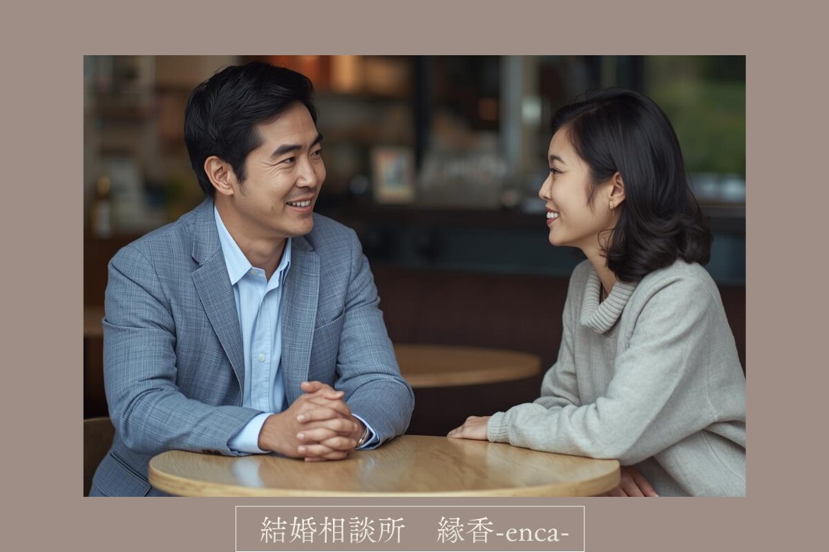 カフェで向かい合って会話をしている男女。 男性が相手の話を聞きながら、自分の意見も穏やかに伝えている表情。 空気がやわらかく、落ち着いた大人の雰囲気。 清潔感・誠実・30代男性向け、リアル写真風。